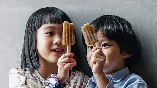 Los helados tipo stick concentran alrededor del 85.6% del consumo “on the go” en Perú, muy por encima de conos y otros formatos. Foto: Tetra Pak