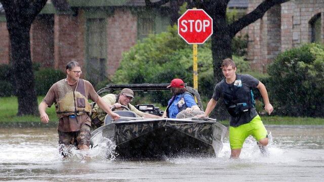 Rescatan a cientos de personas de inundaciones en Texas