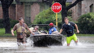 Rescatan a cientos de personas de inundaciones en Texas