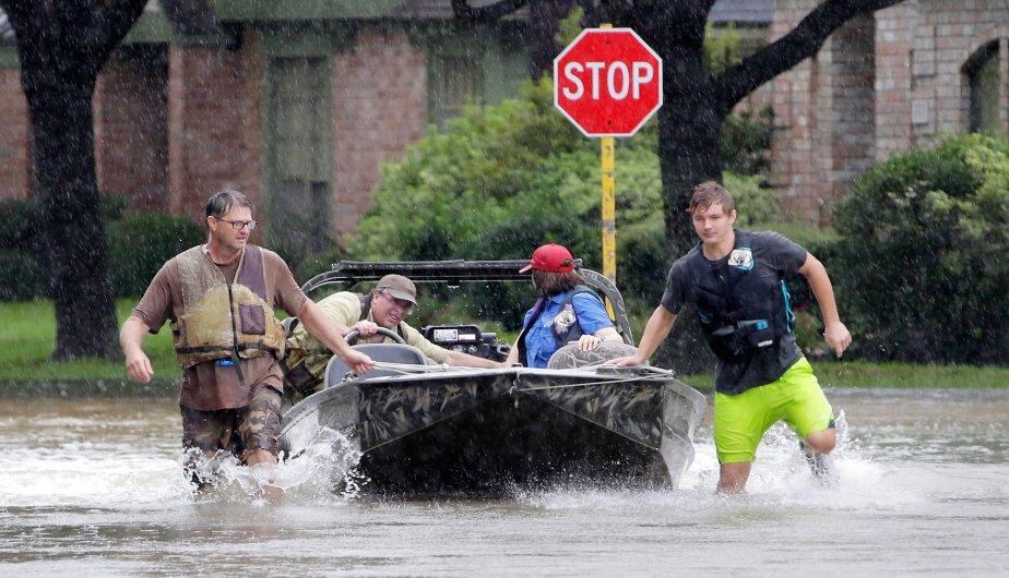 El huracán Harvey ha cumplido con su amenaza destructiva y está produciendo "inundaciones sin precedentes" en el sureste de Texas, que en el caso del área metropolitana de Houston ha llegado a más de un metro de acumulación de agua. (EFE)