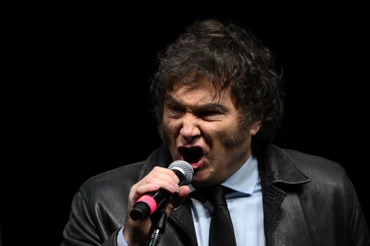 Javier Milei publicó en redes sociales su apoyo a la criptomoneda $LIBRA , luego borró el post y negó cualquier acercamiento con esta iniciativa. Foto: LUIS ROBAYO / AFP