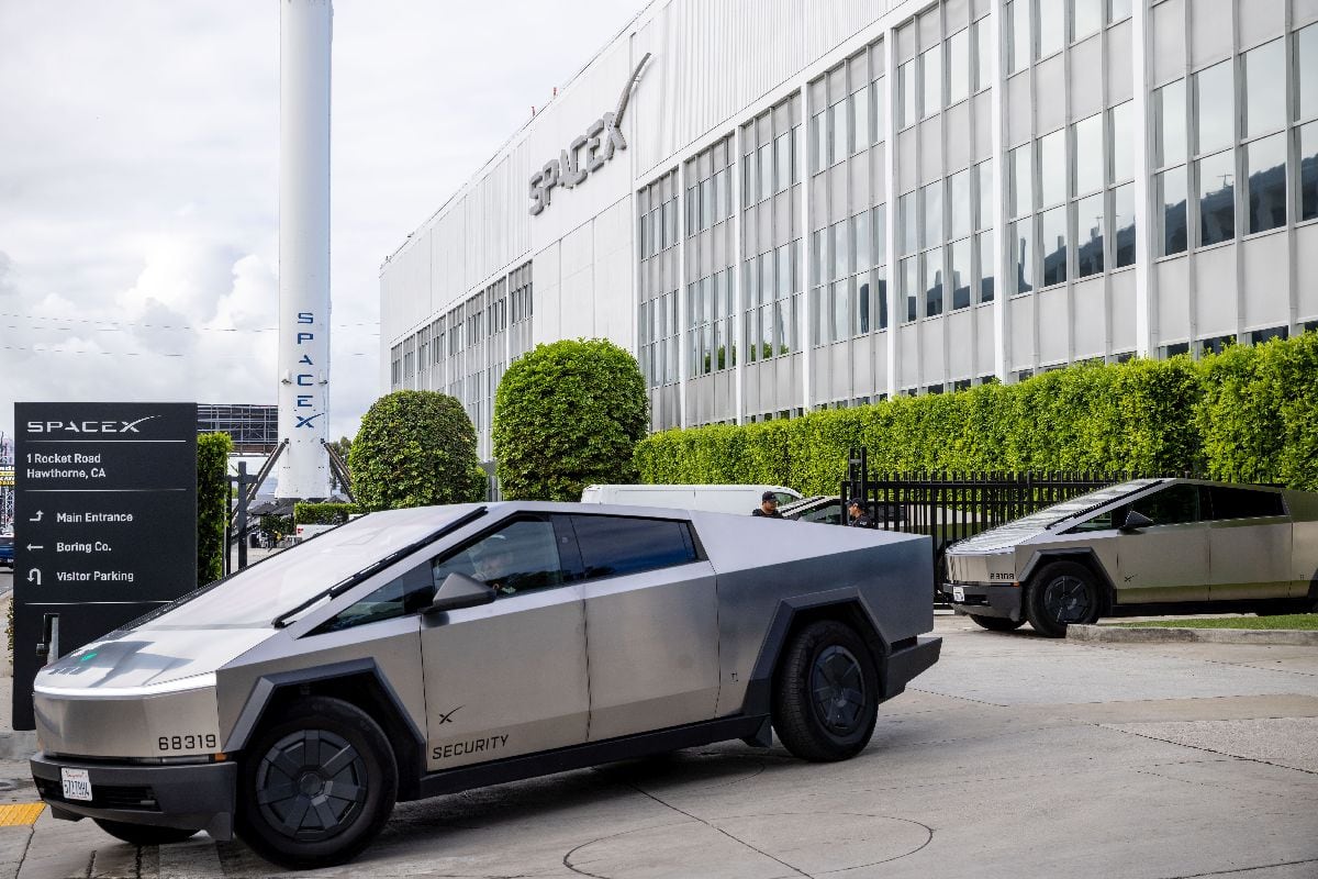 Camionetas Tesla Cybertruck frente a las instalaciones de SpaceX en Hawthorne, California, EE. UU., el lunes 13 de abril de 2026. SpaceX ha presentado de forma confidencial una solicitud para una oferta pública inicial, según personas familiarizadas con el asunto, lo que acerca a la compañía de cohetes, satélites e inteligencia artificial del multimillonario Elon Musk a lograr la mayor salida a bolsa de la historia.