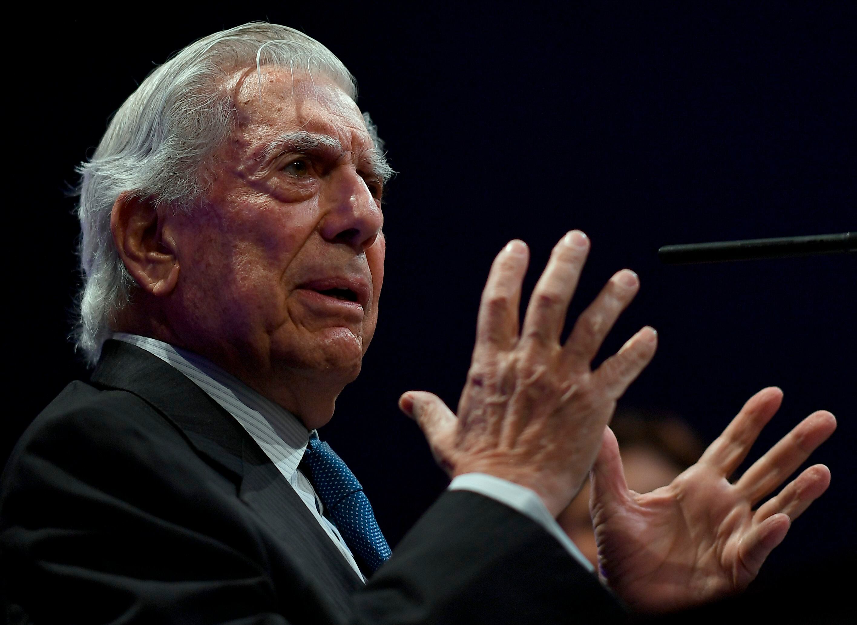 Peruvian novelist and 2010 Nobel Literature Prize-winner Mario Vargas Llosa attends the presentation of his latest book "Tiempos Recios" (Fierce Times) at the 'Casa America' Latin American cultural center in Madrid on October 8, 2019. / AFP / PIERRE-PHILIPPE MARCOU