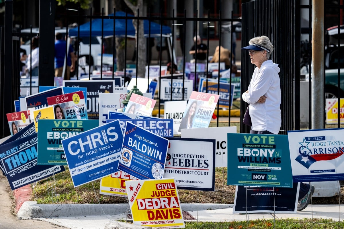 Una mujer llega a un centro de votación en el primer día de votación anticipada en Texas para las elecciones de mitad de mandato, en el West Gray Metropolitan Multiservice Center en Houston, Texas, el 19 de octubre de 2026. (RONALDO SCHEMIDT / AFP)