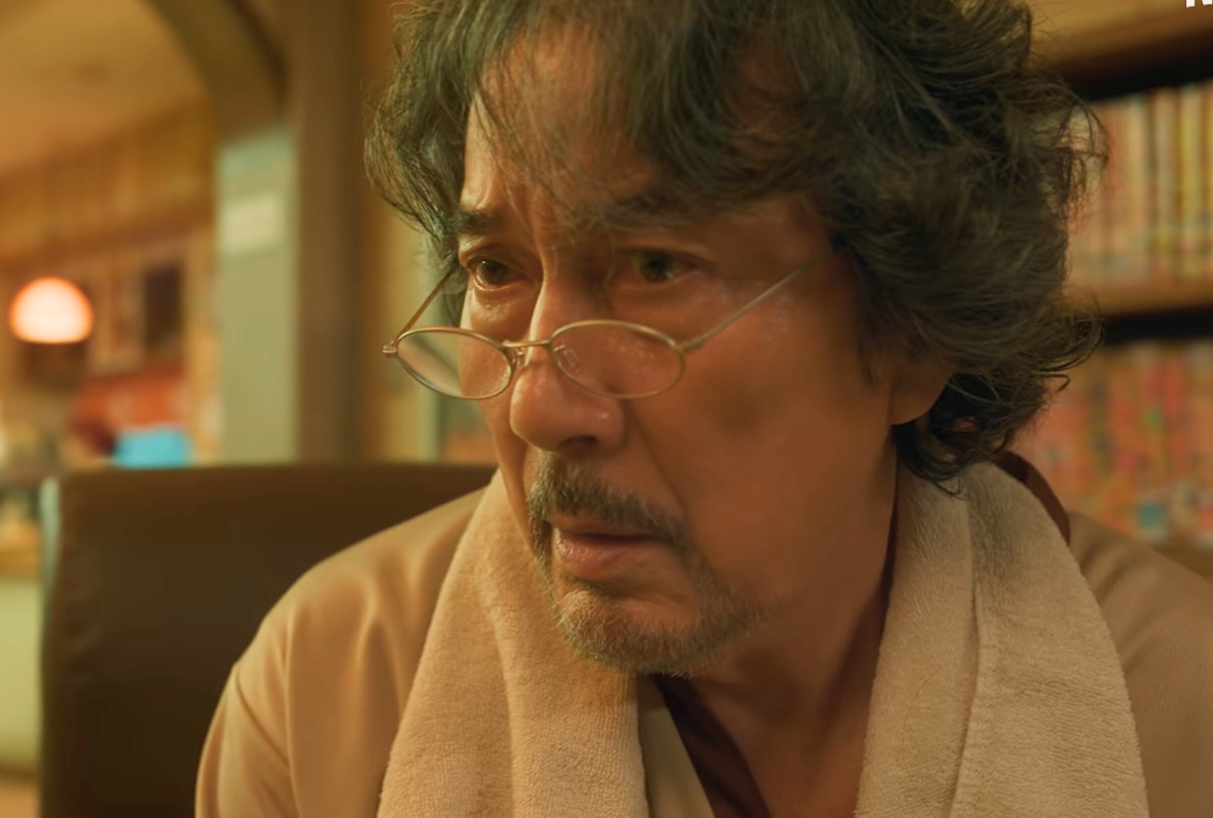 En la serie japonesa "¿Por casualidad hablaban de mí?", el veterano intérprete Kōji Yakusho, famoso internacionalmente por películas como "Perfect Days", le da vida a un personaje que ha sido olvidado por todo el mundo (Foto: Robot Communications Inc. / The Seven / Netflix)