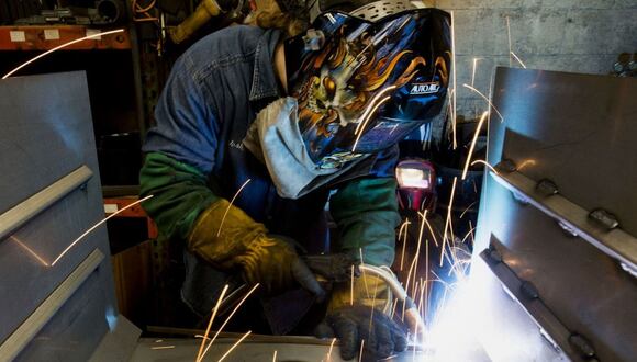 Un trabajador usa una soldadora mig en una planta de fabricación de estufas de carbón en Berwick, Pensilvania.