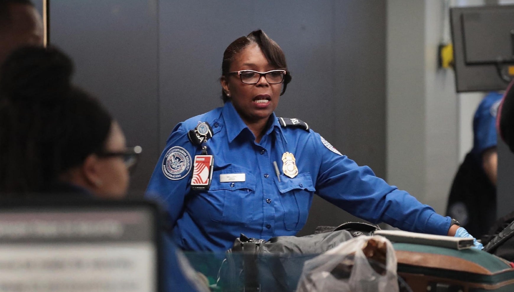 Los agentes de la TSA en EE.UU. continúan trabajando sin cobrar su salario. | Crédito: SCOTT OLSON / GETTY IMAGES NORTH AMERICA / GETTY IMAGES VIA AFP