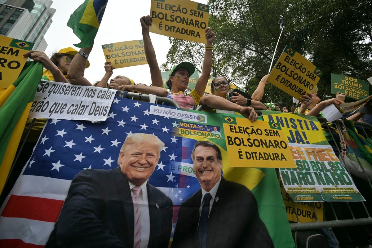 Partidarios del expresidente brasileño Jair Bolsonaro, sostienen carteles alusivos en una manifestación durante el Día de la Independencia, en Sao Paulo, Brasil, el 7 de septiembre de 2025. (Foto de NELSON ALMEIDA / AFP)