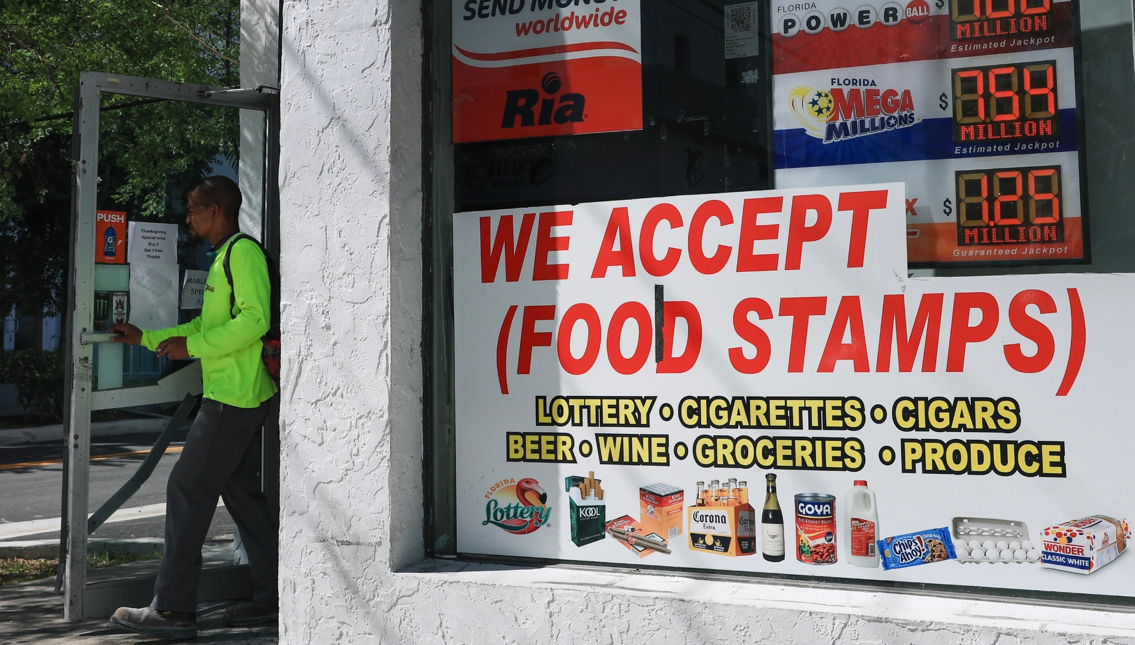 Una tienda en Miami con un aviso de que aceptan pagos con los beneficios SNAP (Foto: AFP)