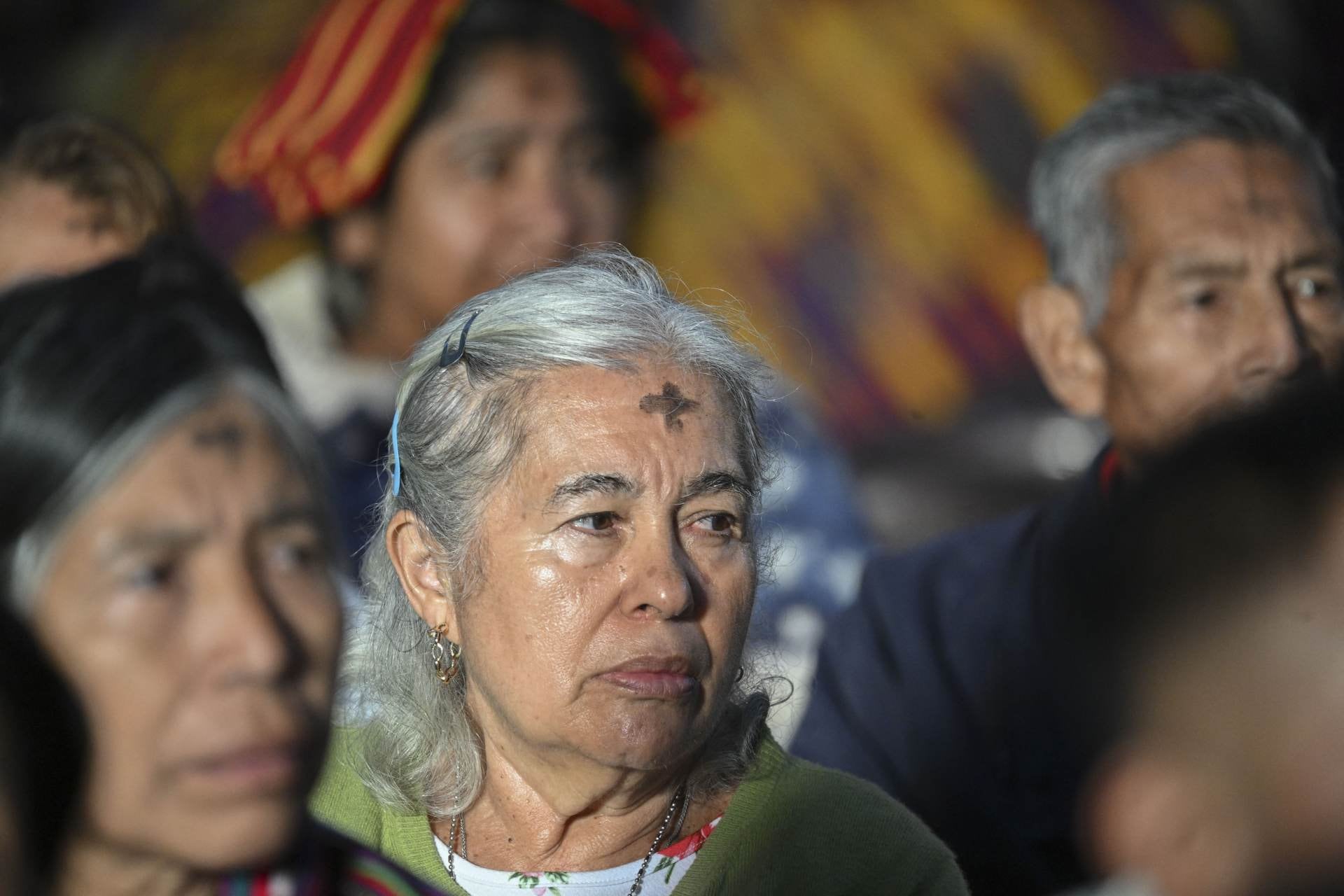 Personas con una cruz marcada con cenizas en la frente asisten a una misa durante la celebración católica del Miércoles de Ceniza en la iglesia Juan Bautista en San Juan Sacatepéquez, Guatemala, el 5 de marzo de 2025. (Foto de JOHAN ORDONEZ / AFP)