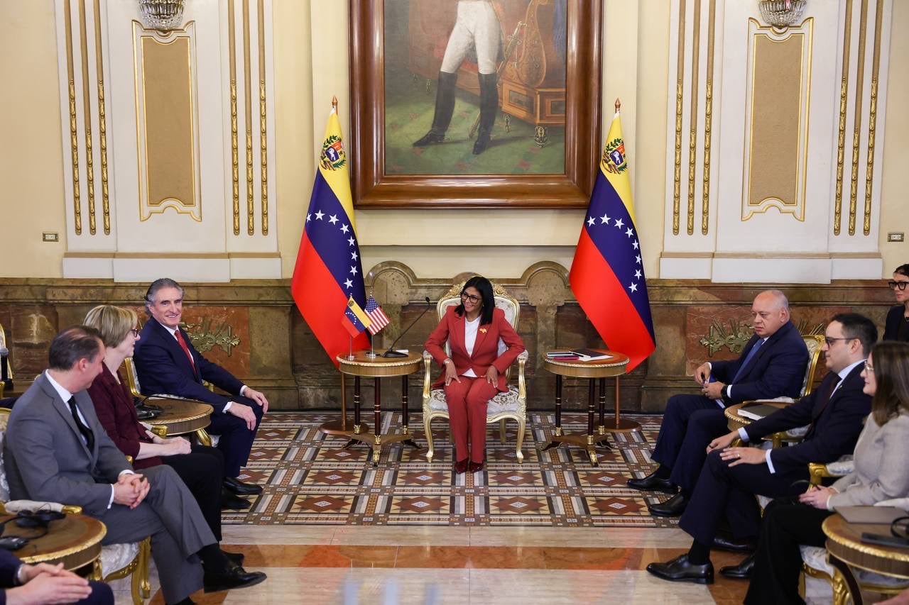 Durante la visita a Venezuela del secretario del Departamento del Interior de Estados Unidos, Doug Burgum, se firmaron acuerdos entre Shell y el Gobierno venezolano. Foto: cuenta X de Delcy Rodríguez.