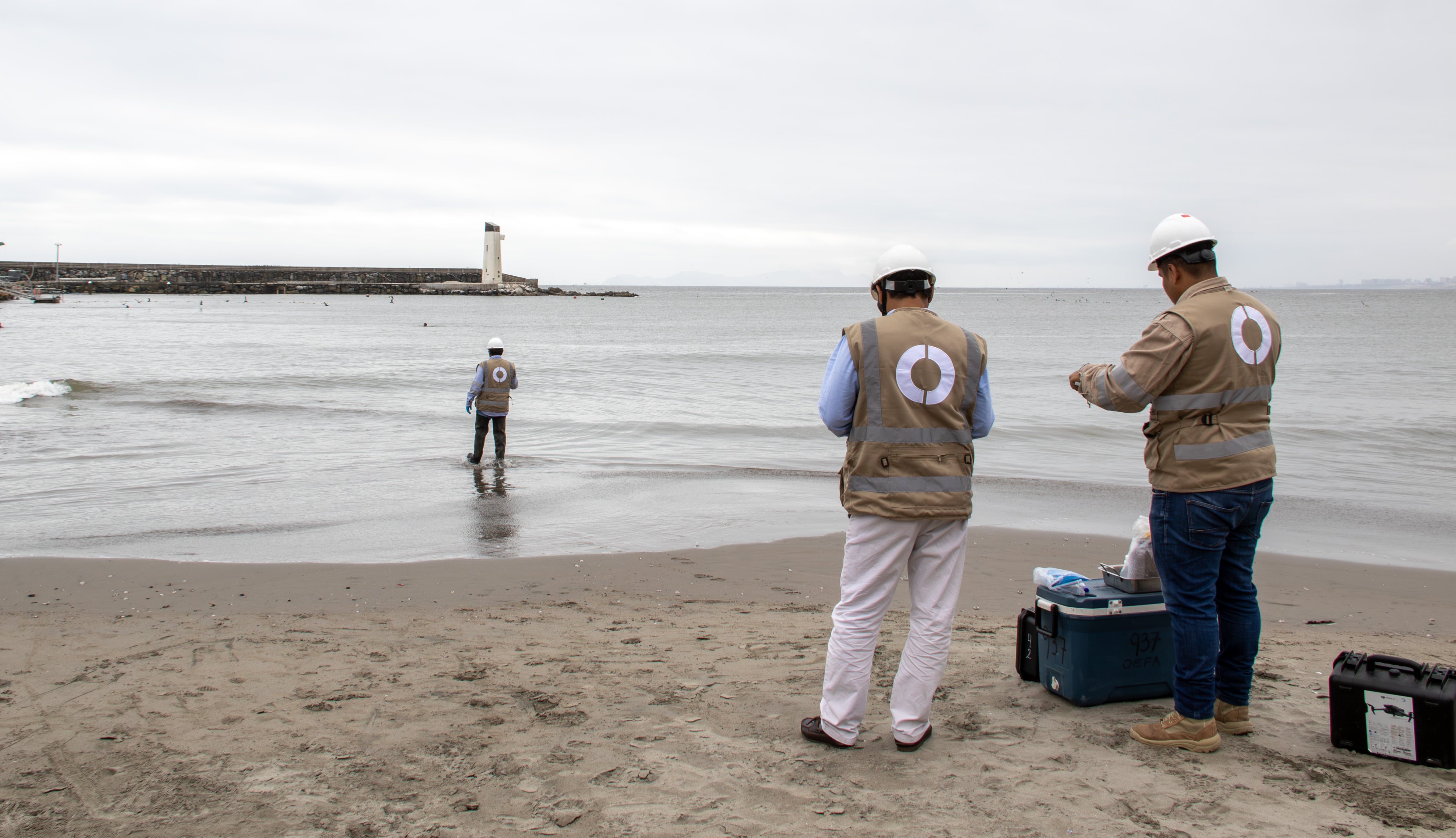 OEFA monitorea la playa Yuyos para verificar presunta presencia de hidrocarburos. Foto OEFA