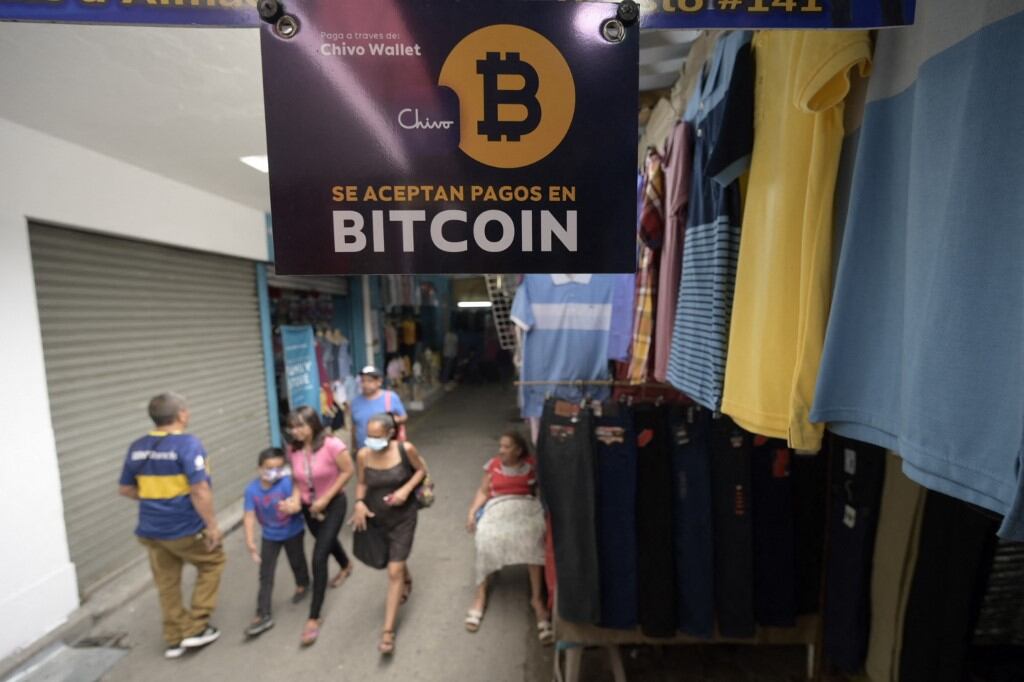 Un cartel en un puesto anuncia la aceptación de la criptomoneda bitcoin como pago, en San Salvador, el 24 de mayo de 2022. - Los comerciantes aceptan pagos con bitcoins como ordena la ley en El Salvador, pero tan pronto como los reciben, los intercambian. ellos por dólares para evadir la caída global de esta criptomoneda. (Foto de MARVIN RECINOS / AFP)
