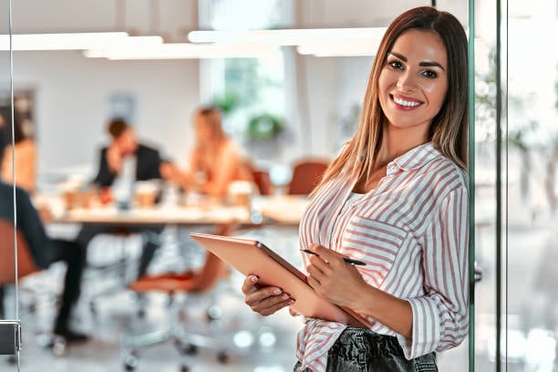 Las mujeres representan menos del 18% del talento disponible en áreas tecnológicas y carreras STEM, una brecha que continúa limitando la oferta de profesionales en sectores de alta demanda. Foto: Andina