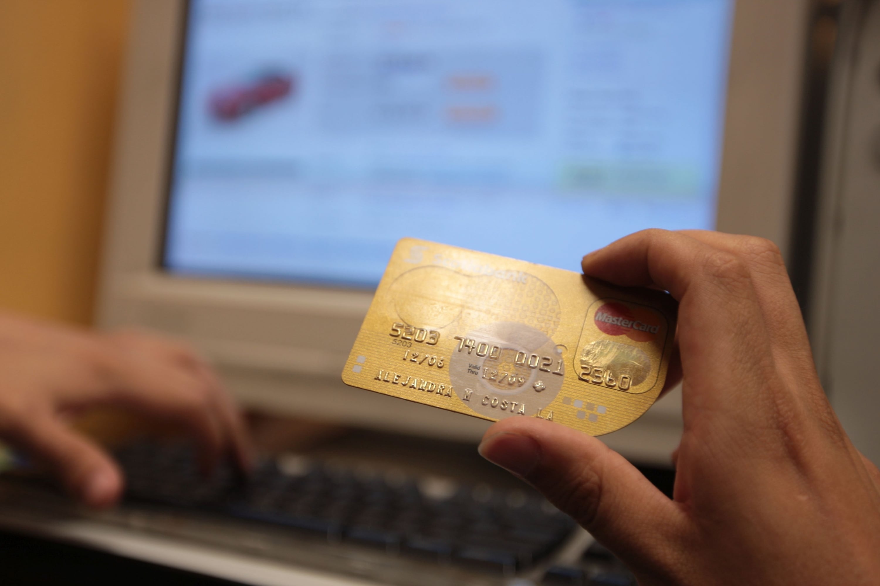 Para efectuar un pago transfronterizo en un comercio electrónico con una tarjeta de crédito se paga una comisión de entre 4% y 5%, según especialista. (Foto: USI)