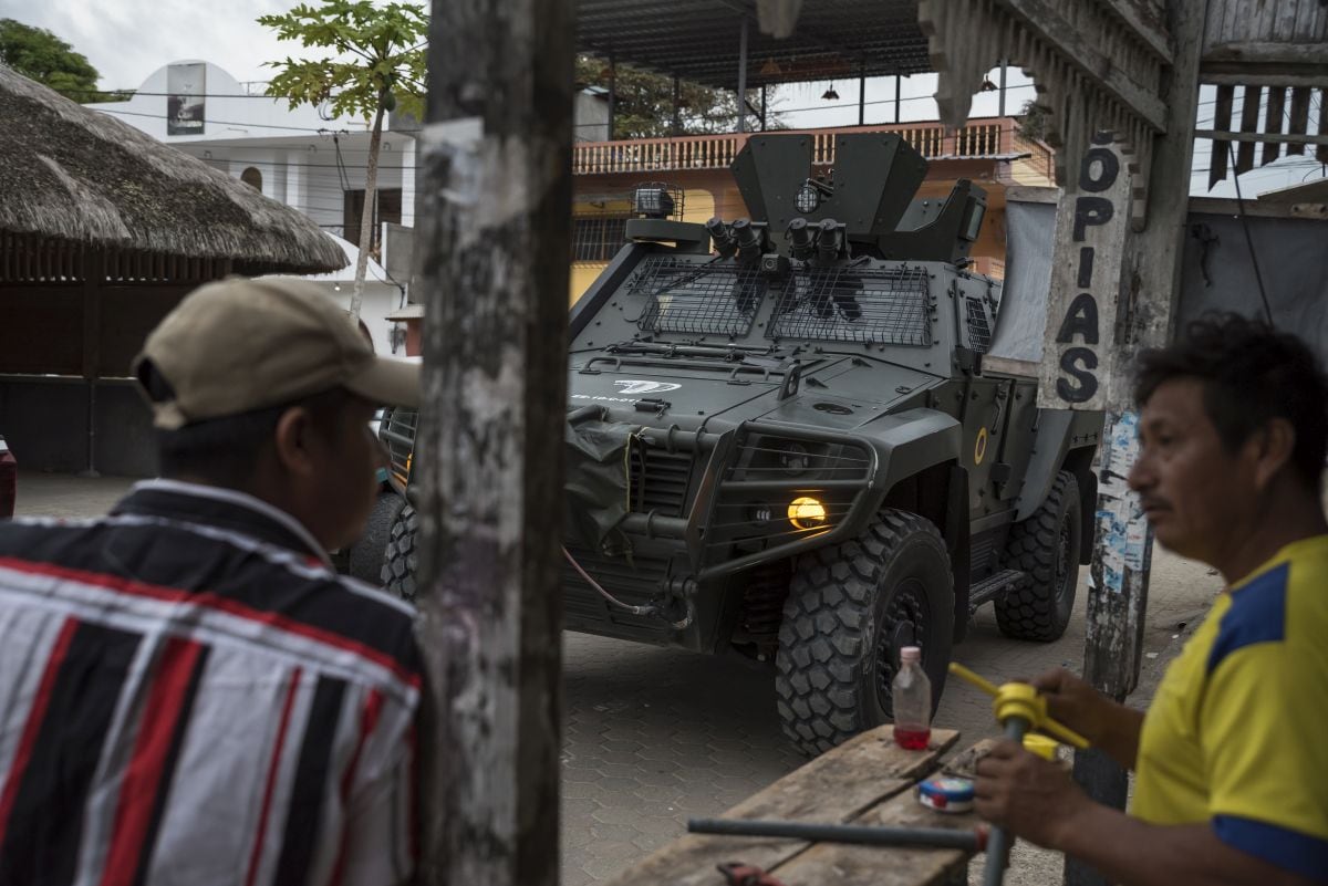 Miembros del Ejército hacen guardia afuera de un colegio electoral durante un referéndum nacional en Olón, provincia de Santa Elena, Ecuador, el domingo 21 de abril de 2024.