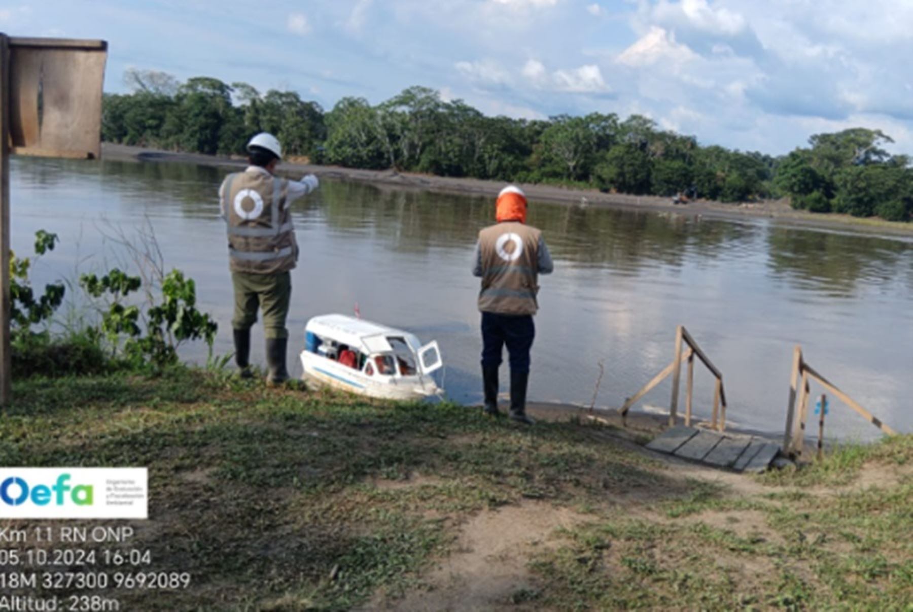 OEFA vienen realizando el recojo de muestras de agua superficial del río Pastaza, a la altura de la comunidad de Titiyacu. Foto: OEFA.