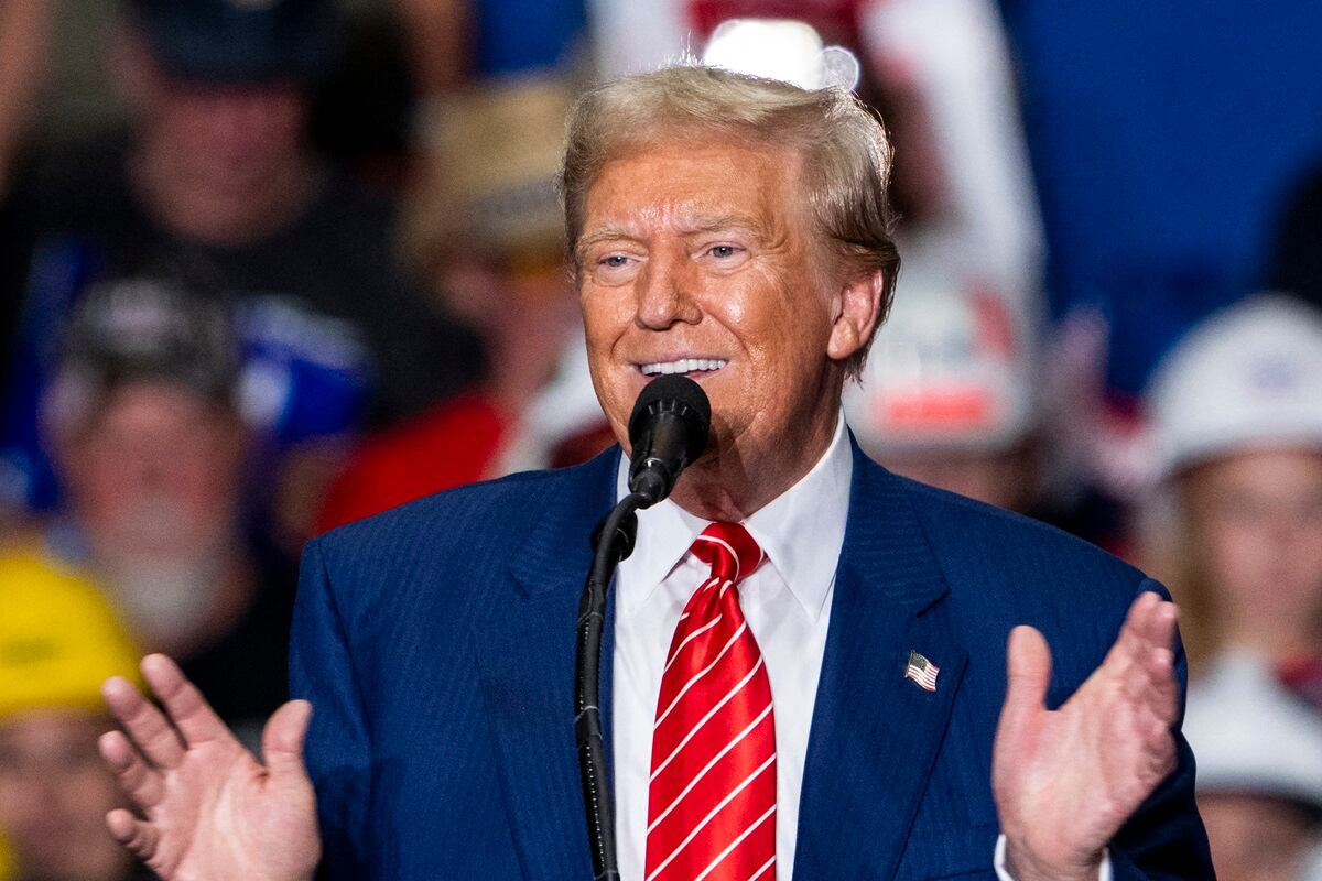 El expresidente estadounidense y candidato presidencial republicano Donald Trump habla durante un mitin en el 1st Summit Arena en el Cambria County War Memorial en Johnstown, Pensilvania, el 30 de agosto de 2024 (Foto: Roberto Schmidt / AFP)