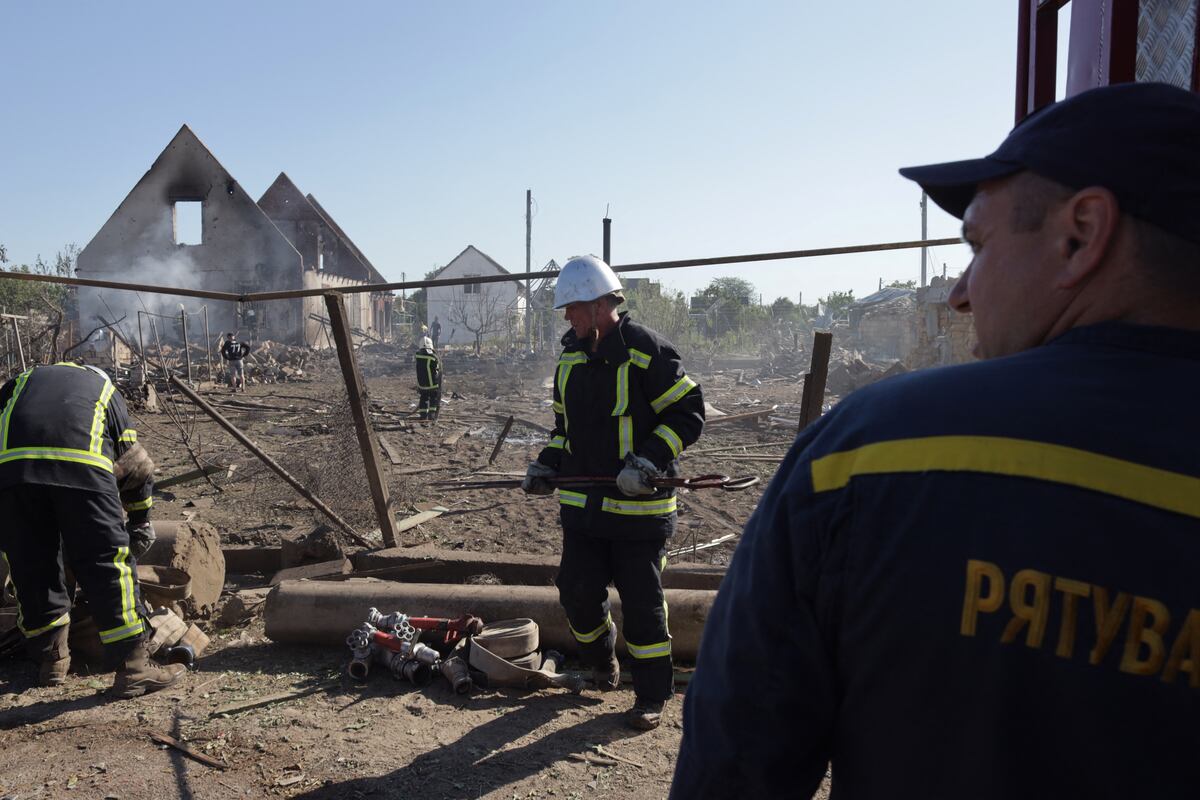Los rescatistas ucranianos trabajan afuera de una casa destruida luego de un ataque aéreo ruso en un pueblo en la región de Odessa, el 19 de julio de 2022, en medio de la invasión militar rusa de Ucrania. (Foto de Oleksandr GIMANOV / AFP)