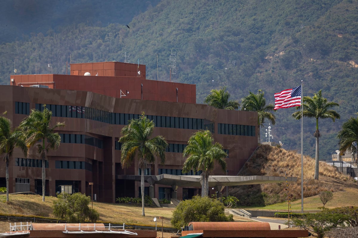 Fotografía de archivo fechada el 14 de marzo de 2026 de la fachada de la sede de la Embajada de Estados Unidos en Caracas (Venezuela). Estados Unidos reanudó este lunes oficialmente las operaciones de su Embajada en Caracas, después de que la Administración de Donald Trump y el Gobierno de la presidenta interina venezolana, Delcy Rodríguez, restablecieran las relaciones diplomáticas entre ambos países, rotas desde 2019. EFE/ Miguel Gutiérrez ARCHIVO