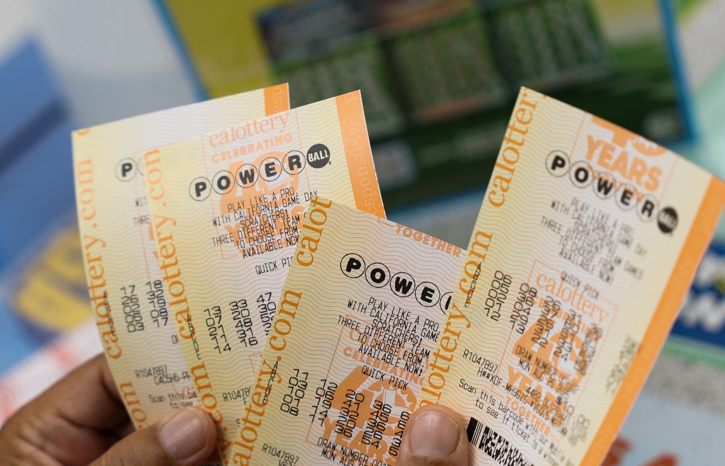 Los plazos límite para la venta de boletos del Powerball varían según la jurisdicción. (Foto: Patrick T. Fallon / AFP)