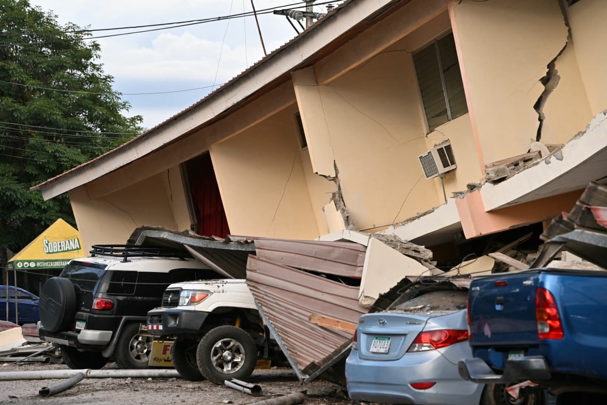 Esta imagen muestra un edificio derrumbado y vehículos dañados tras un terremoto de magnitud 7.6 que sacudió el país, en Penonomé, Panamá, el 9 de octubre de 2026.