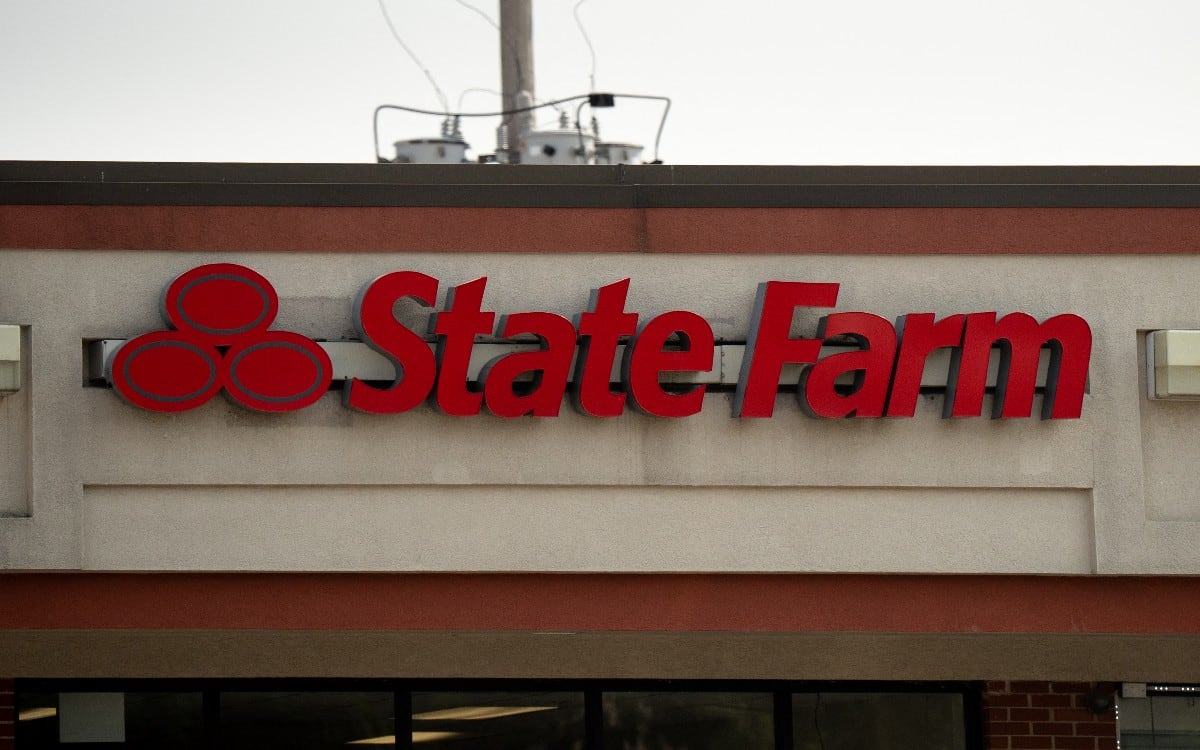 State Farm comenzó a distribuir $5,000 millones entre millones de sus clientes de seguros de auto en Estados Unidos. (Foto por MARCIN GOLBA / NURPHOTO / NURPHOTO VIA AFP)