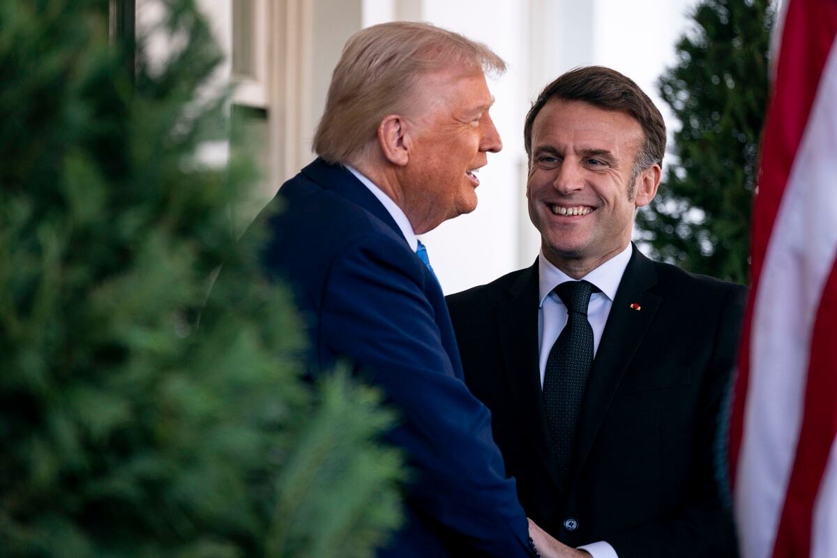 El presidente estadounidense, Donald Trump (i), saluda al presidente francés, Emmanuel Macron (d), fuera del ala oeste de la Casa Blanca, en Washington, DC (EE.UU.), el 24 de febrero de 2025. (Francia) EFE/EPA/BONNIE CASH / POOL