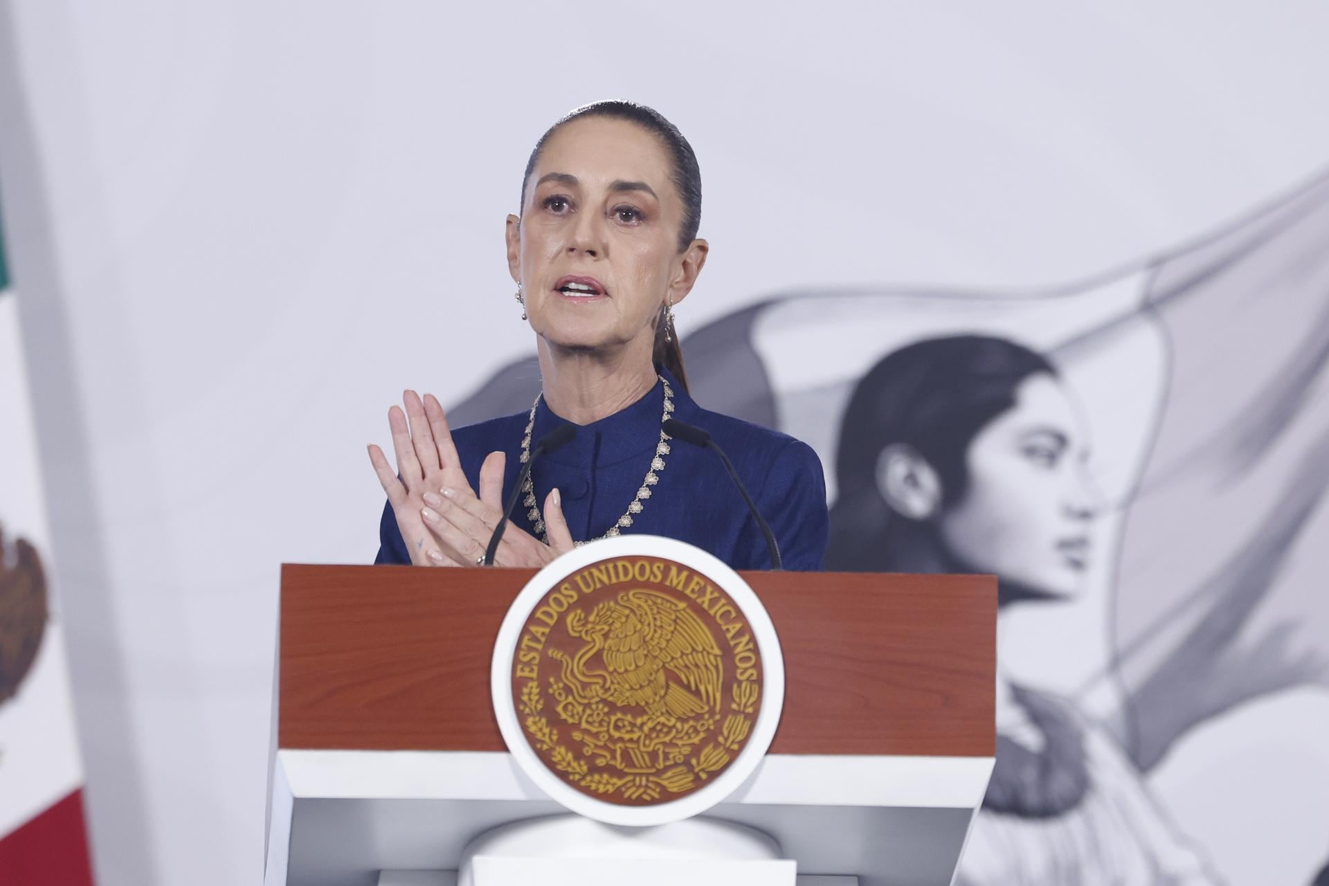 La presidenta de México, Claudia Sheinbaum, en su habitual conferencia matutina, descartó que dentro de la revisión del T-MEC se vayan a incluir temas de seguridad y otros asuntos bilaterales, e indicó que las negociaciones se centrarán en asuntos comerciales.. (EFE/Sáshenka Gutiérrez).