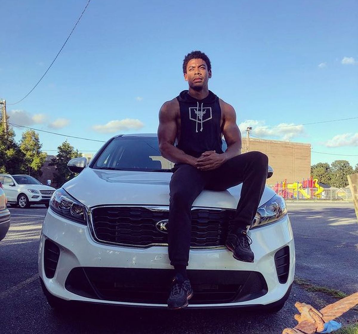 El actor posando para la cámara sobre un carro en septiembre de 2019 (Foto: Aaron Pierre / Instagram)