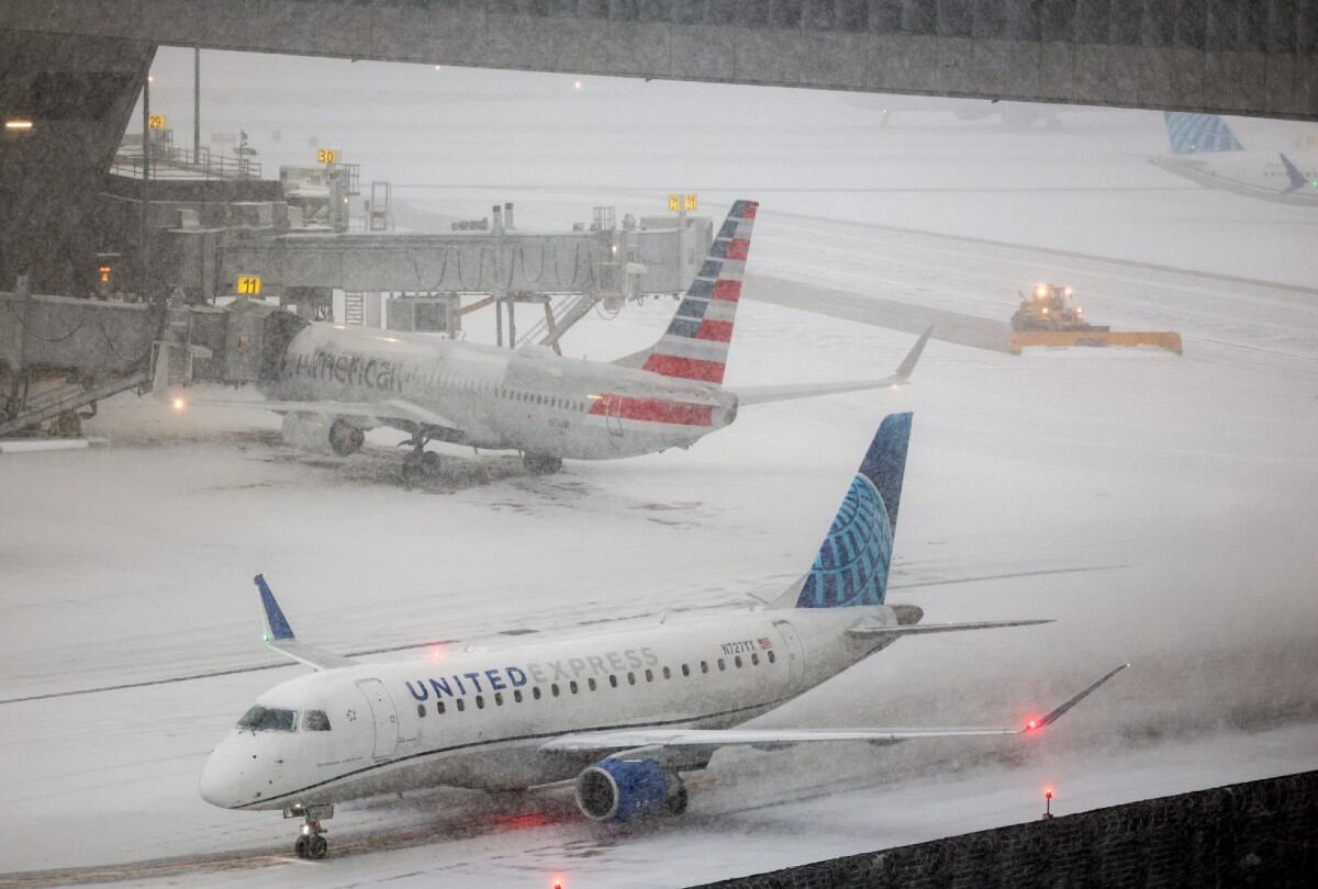 La presencia de nieve y fuertes vientos obligaron a ciertos aeropuertos en reprograma los vuelos. (Crédito: CHARLY TRIBALLEAU / AFP)