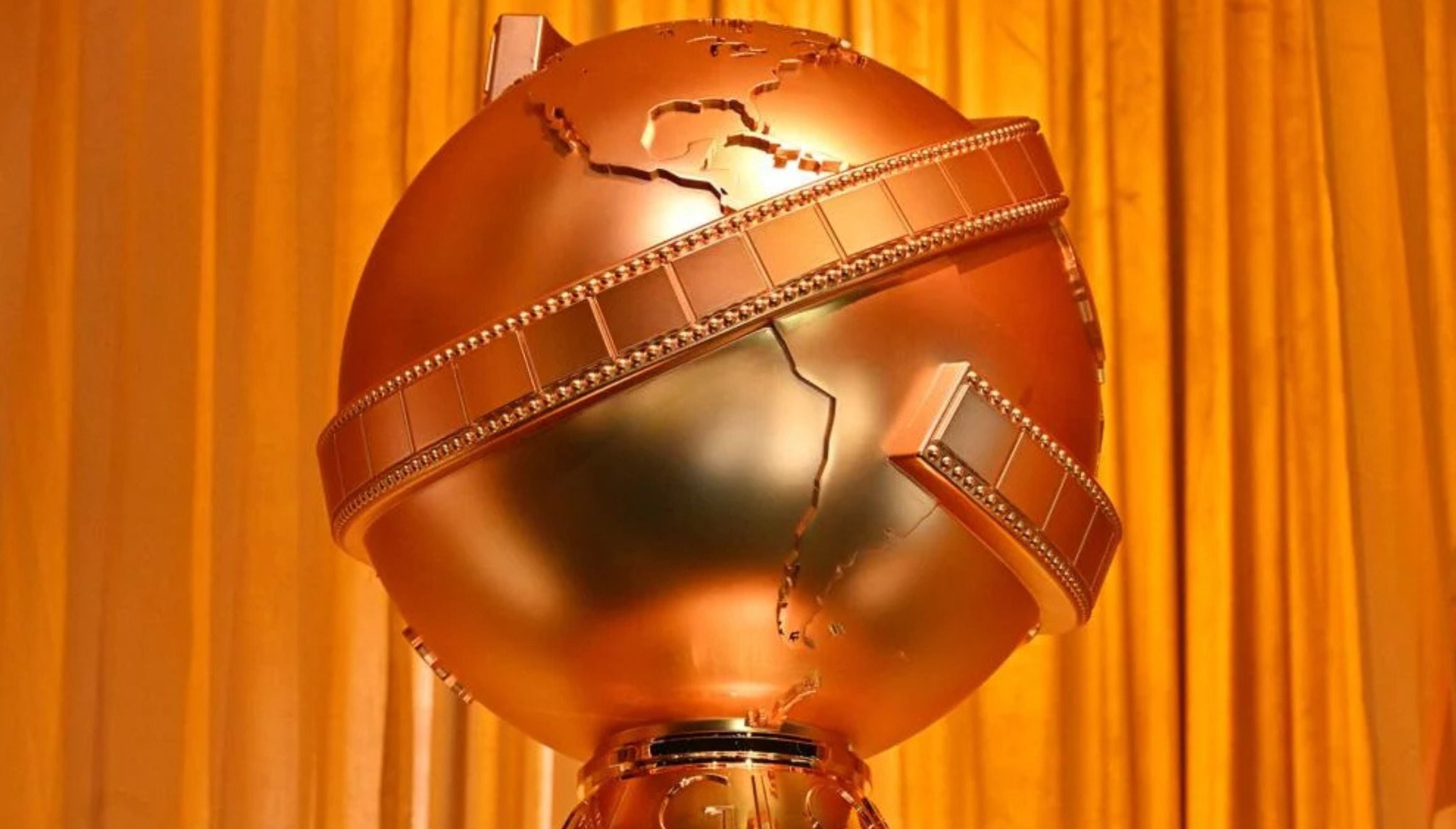 Una estatua de los Globos de Oro se ve en el salón de baile durante los preparativos para la 82.ª edición de los Globos de Oro en el hotel Beverly Hilton de Beverly Hills, California, el 2 de enero de 2025. La 83.ª edición de los Globos de Oro, presentada por Nikki Glaser, regresa al Beverly Hilton este domingo por la noche. (Foto: Robyn Beck/AFP/Getty Images)