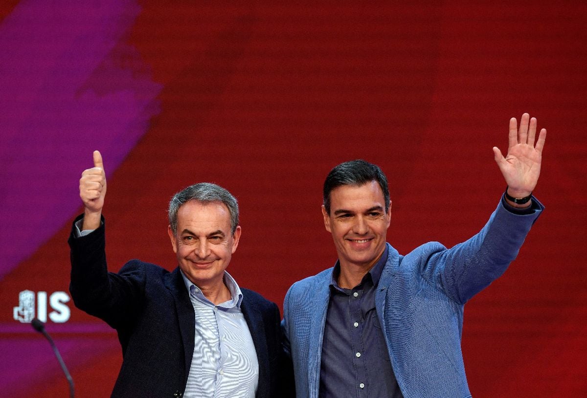 El primer ministro español, Pedro Sánchez, derecha, y el ex primer ministro español, José Luis Rodríguez Zapatero, en el 26.º Congreso de la Internacional Socialista en Madrid en 2022. Fotógrafo: Oscar Del Pozo/AFP/Getty Images