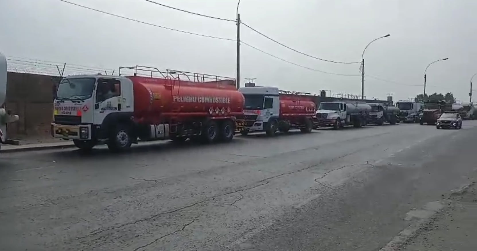 Se empiezan a formar colas de camiones para abastecerse de combustibles en el Callao. Foto: UNT-Perú