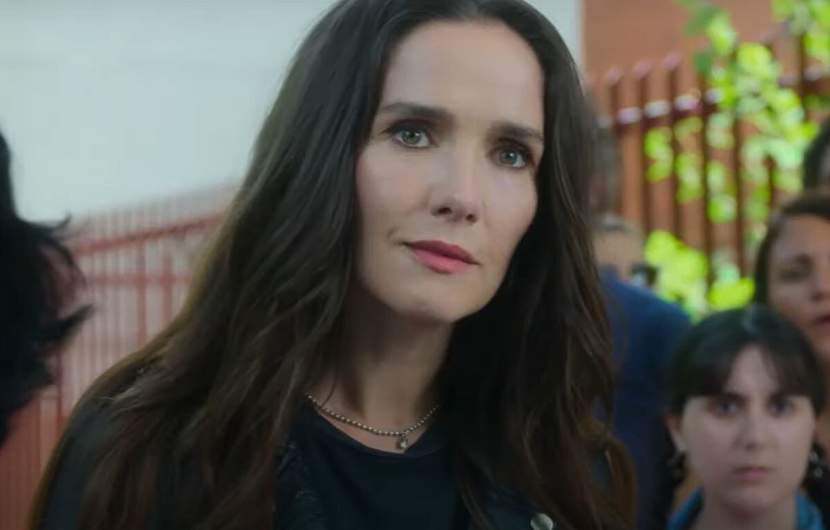 Cuando el viaje escolar está en riesgo, Patri salva la situación, pero ¿será suficiente para llevarse bien con su hijo en "Campamento con mamá"? (Foto: 100 Bares / Netflix)