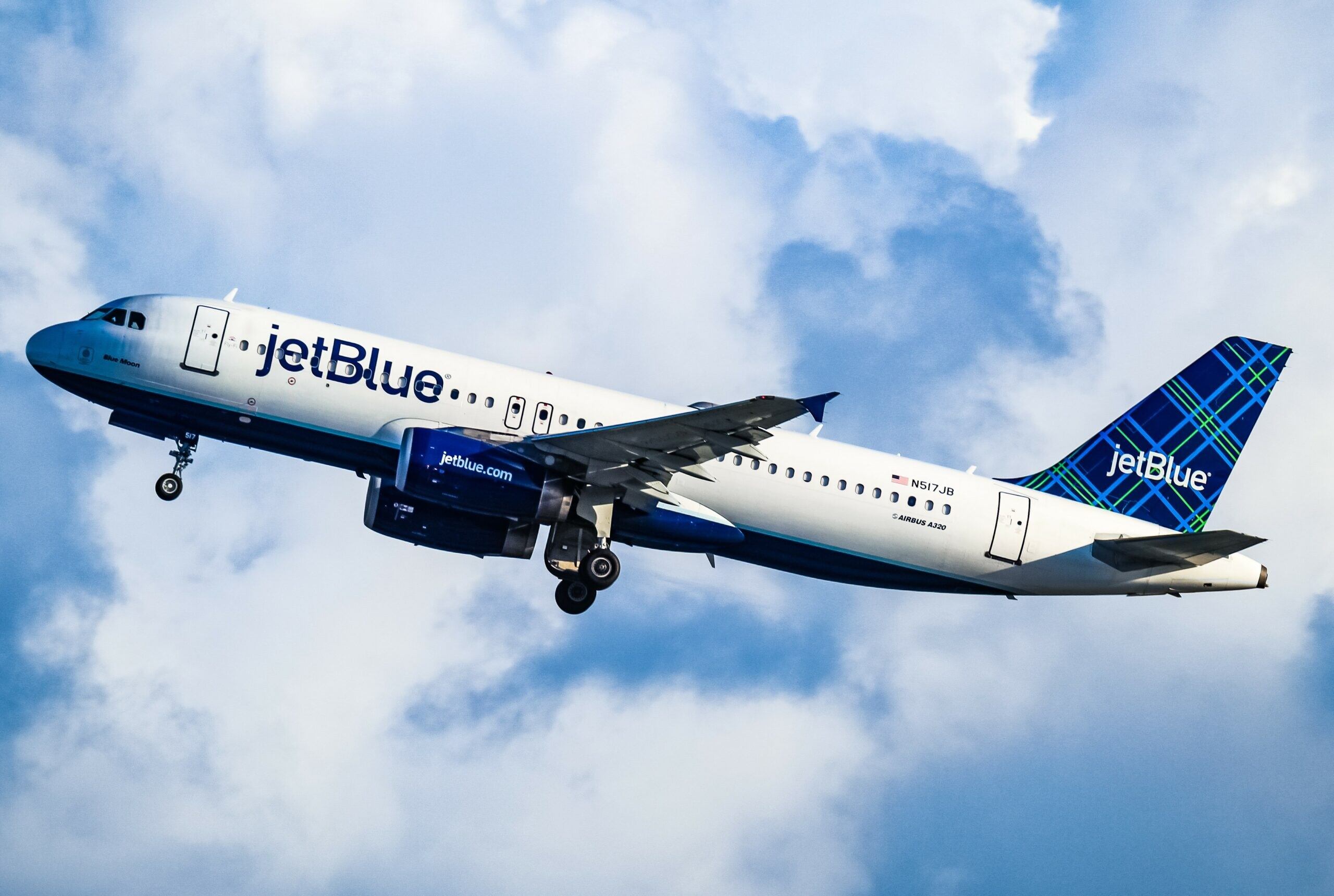 10 de enero del 2014. Hace 10 años. JetBlue busca conectar Cusco con EE.UU. Aerolínea de bajo costo planea aumentar sus frecuencias a tres vuelos diarios en temporada alta.