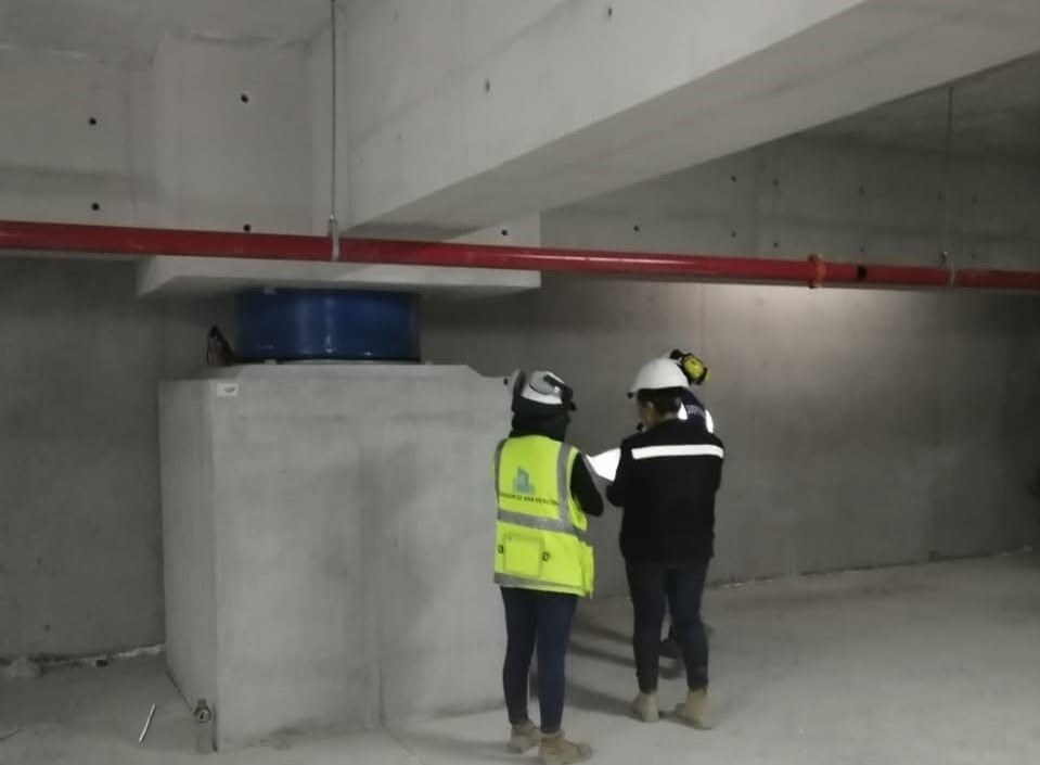 Instalación de aislador sísmico. Foto: Prisma Ingenieros.