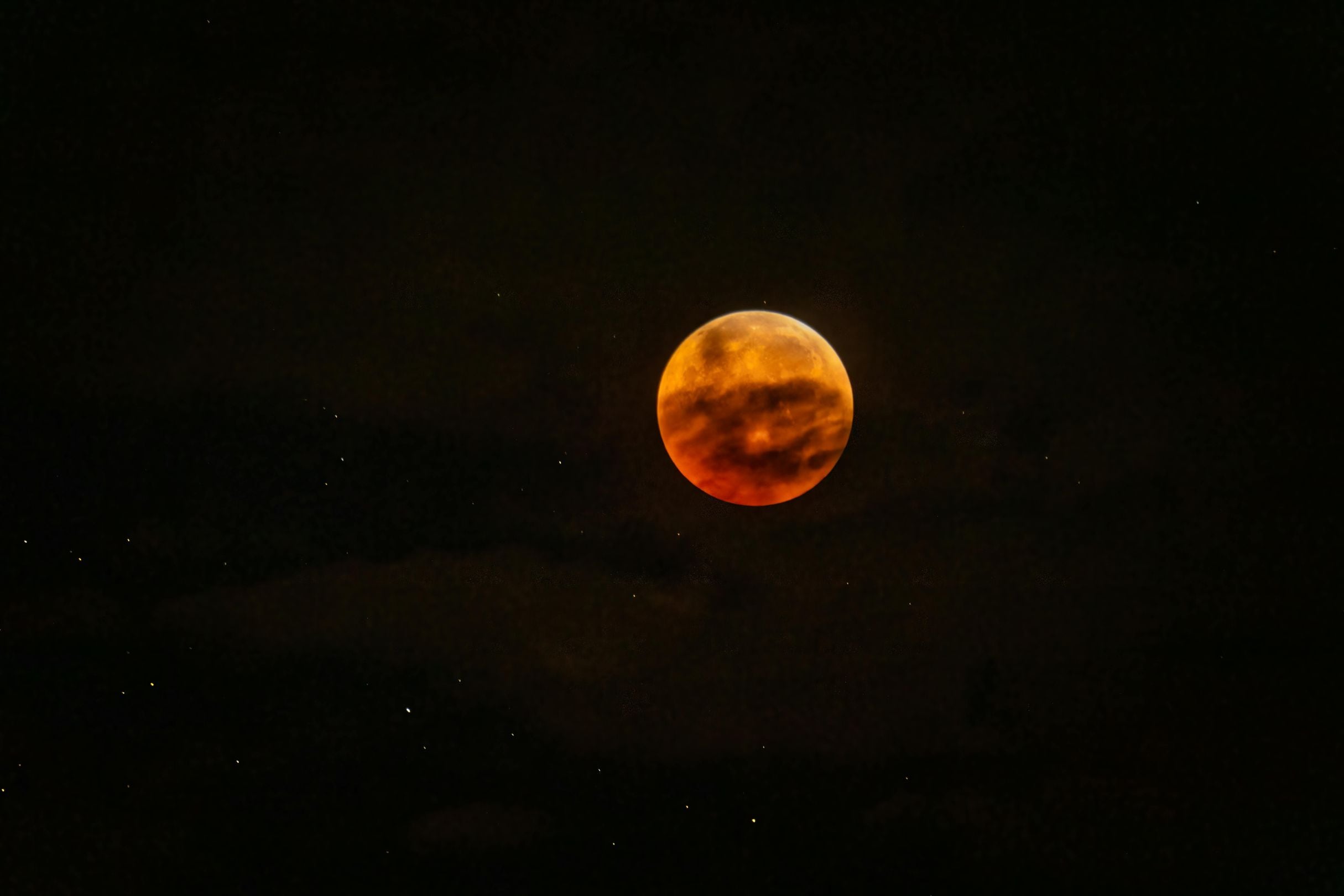 El color rojizo o anaranjado que adquiere la Luna durante el eclipse lunar total se produce porque la atmósfera terrestre filtra y desvía la luz del Sol: las longitudes de onda azules se dispersan y las rojas continúan su trayectoria hasta iluminar la Luna. (Foto: Tom Fisk / Pexels)