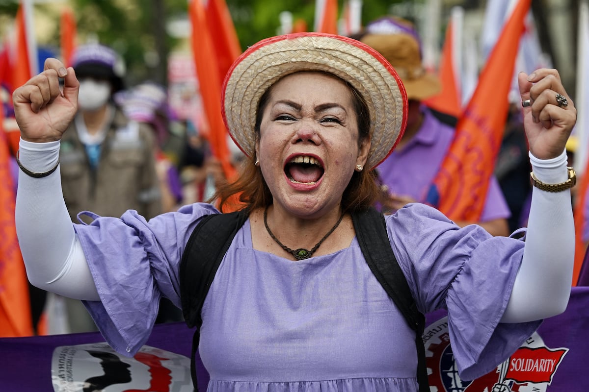 Sindicalistas tailandeses y activistas por los derechos de las mujeres participaron en una marcha por mejores derechos de maternidad en el Día Internacional de la Mujer en Bangkok el 8 de marzo de 2024 (Foto: Lillian Suwanrumpha / AFP)