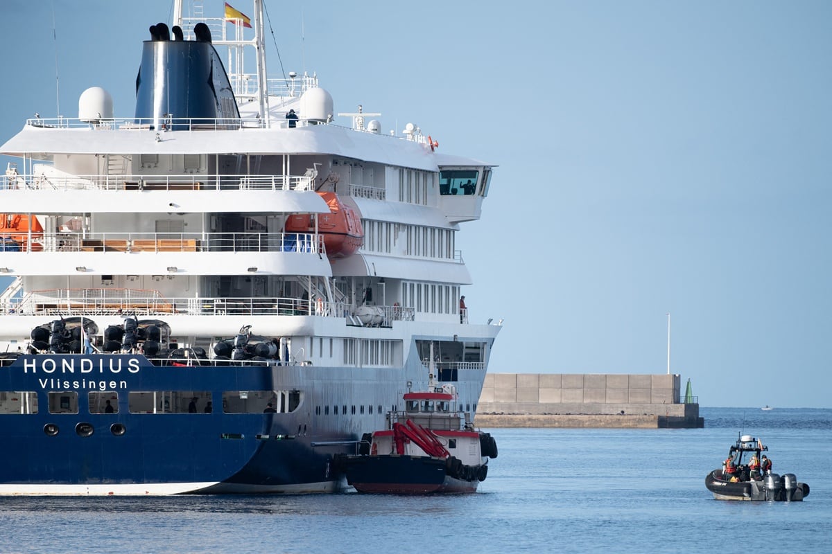 Embarcaciones se aproximan al crucero MV Hondius, tras su llegada al puerto industrial de Granadilla de Abona, en la isla de Tenerife, en las Islas Canarias de España, el 10 de mayo de 2026. (JORGE GUERRERO / AFP)