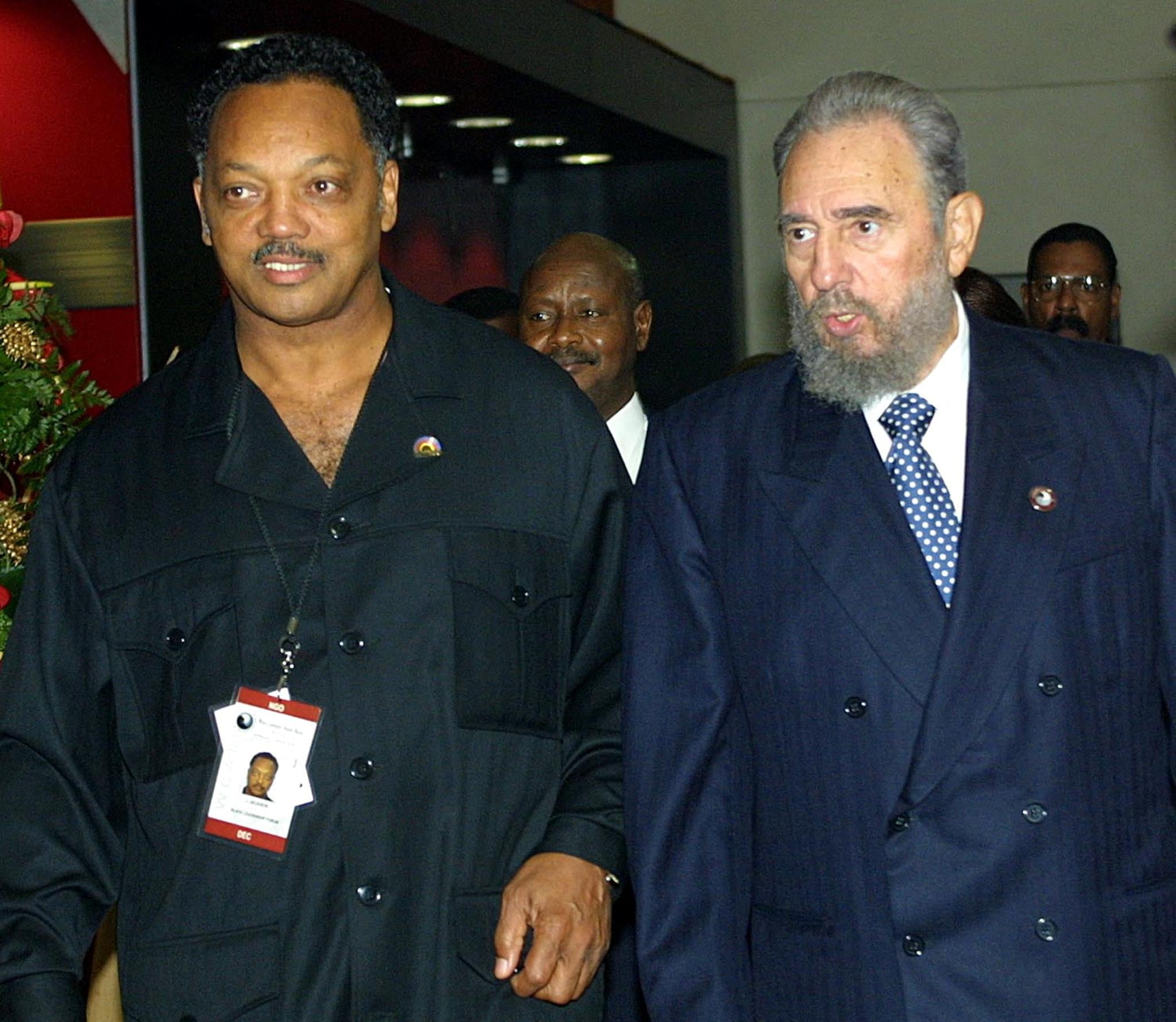El activista estadounidense por los derechos civiles Jesse Jackson (izq.) junto al presidente cubano Fidel Castro al ingresar a la Conferencia Mundial contra el Racismo, el 31 de agosto de 2001 en Durban. (Foto de ALEXANDER JOE / AFP).