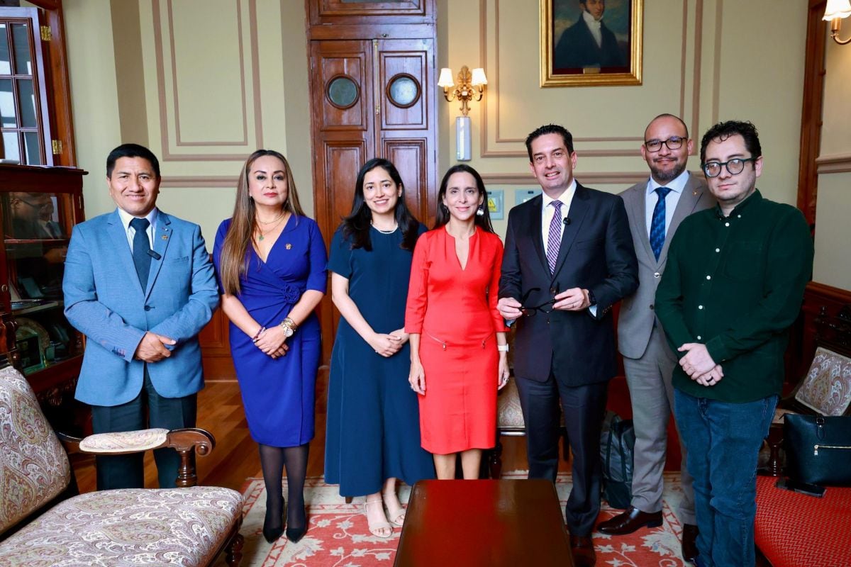 El presidente del Congreso, Miguel Ángel Torres Morales, se reunió con una representante de Meta para abordar una agenda de cooperación digital. Foto: Congreso.