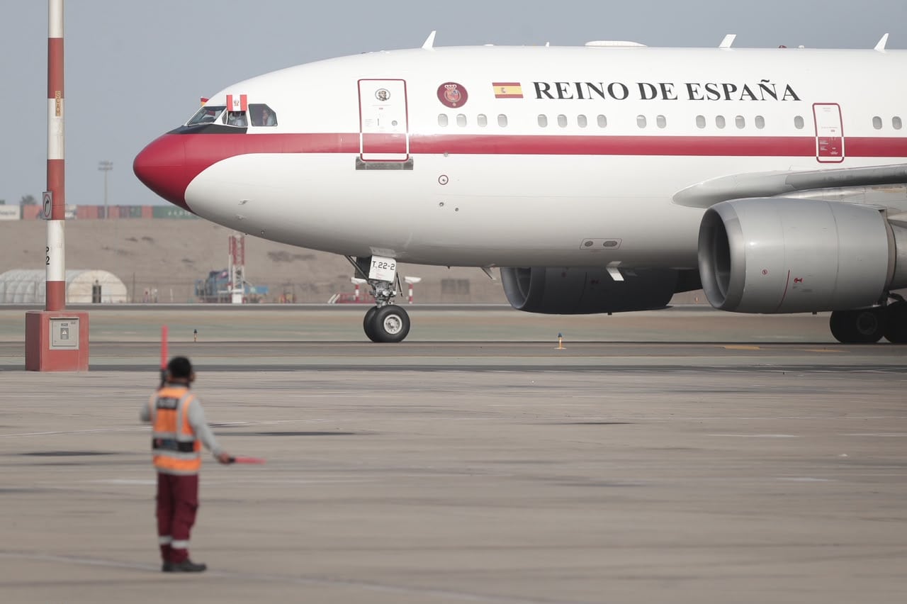 Llegada del rey de España; Felipe VI al grupo aéreo N8 en el Callao, el cual fue recibido por el canciller Carlos Pareja. El monarca peninsular estará presente en la toma de mando.