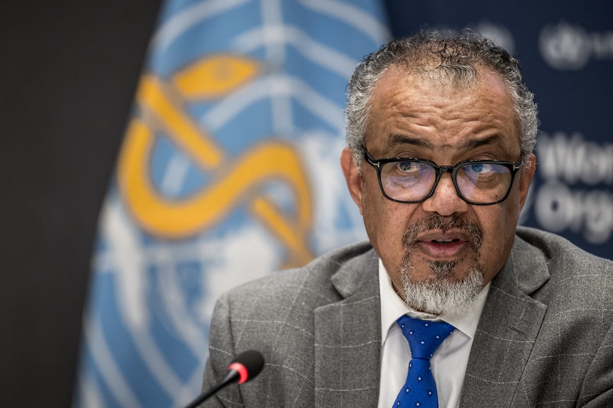El Director General de la OMS, Tedros Adhanom Ghebreyesus, observa durante una conferencia de prensa en la sede de la Organización Mundial de la Salud en Ginebra, el 10 de diciembre de 2024. (Fabrice COFFRINI / AFP)