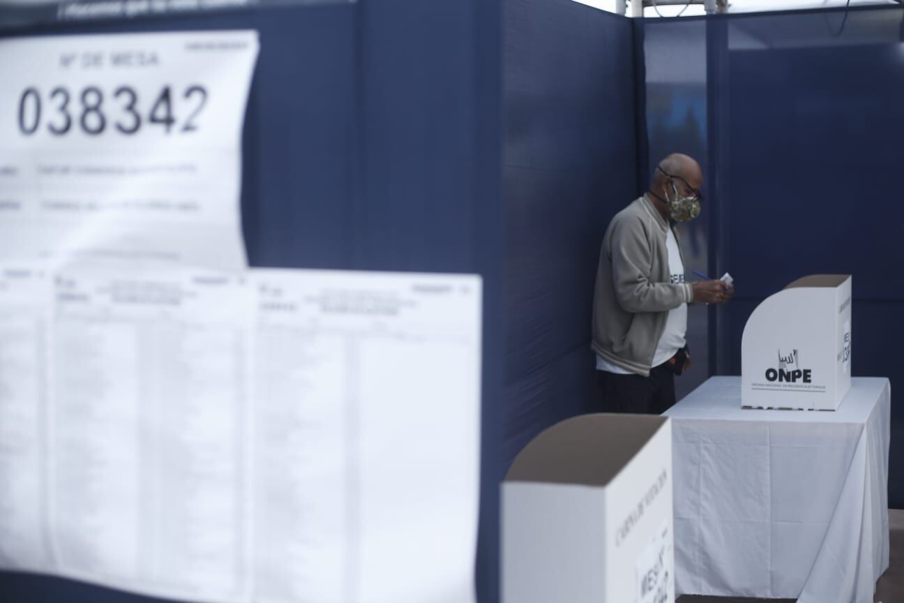 El presidente del Jurado Nacional de Elecciones (JNE), Roberto Burneo apuntó que no se le puede cargar al sistema electoral, la formalización de la economía. (FOTOS: Jorge Cerdan/GEC)