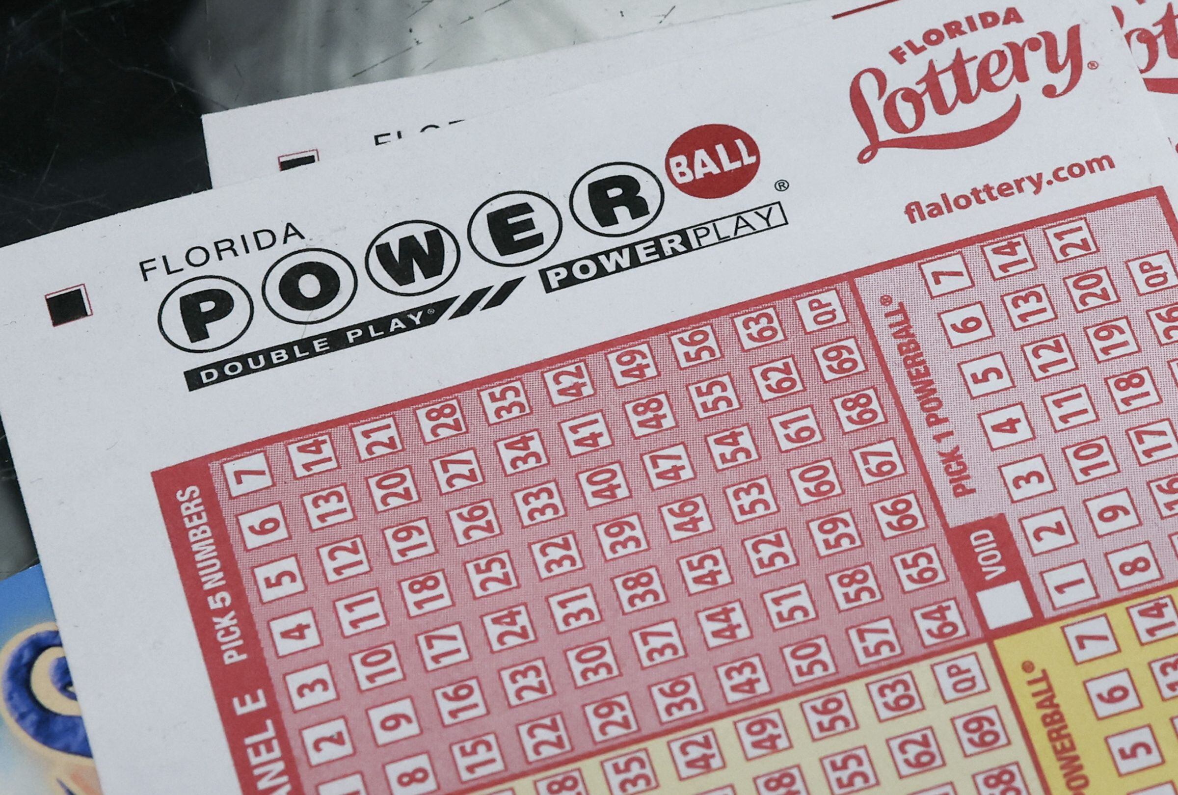 En esta nota conocerás los resultados del sorteo del Powerball del lunes 13 de julio y descubrir si alguien se quedó con el premio mayor. (Foto: JOE RAEDLE / GETTY IMAGES NORTH AMERICA / GETTY IMAGES vía AFP)
