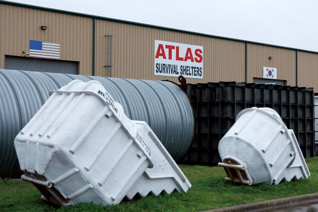 Refugios contra tornados se encuentran al aire libre en la fábrica de Atlas Survival Shelters en Sulphur Springs, Texas, el 7 de marzo de 2026. (Foto de Mark Felix / AFP)