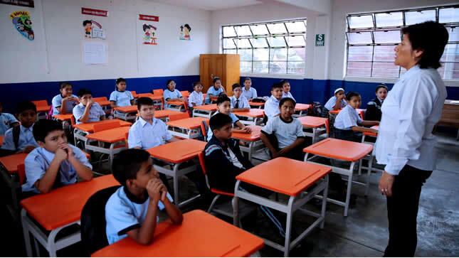 Se tiene previsto dar una bonificación de 380 soles y beneficiar así a 408,470 docentes y auxiliares de educación. (Foto: Gob.pe)