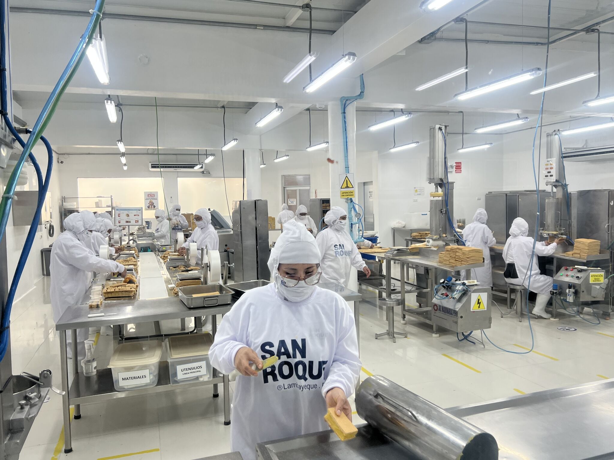 En 2010, San Roque modernizó su planta al reemplazar 22 peroles por 4 pailas al vacío, optimizando su producción de manjar blanco sin perder su esencia artesanal.