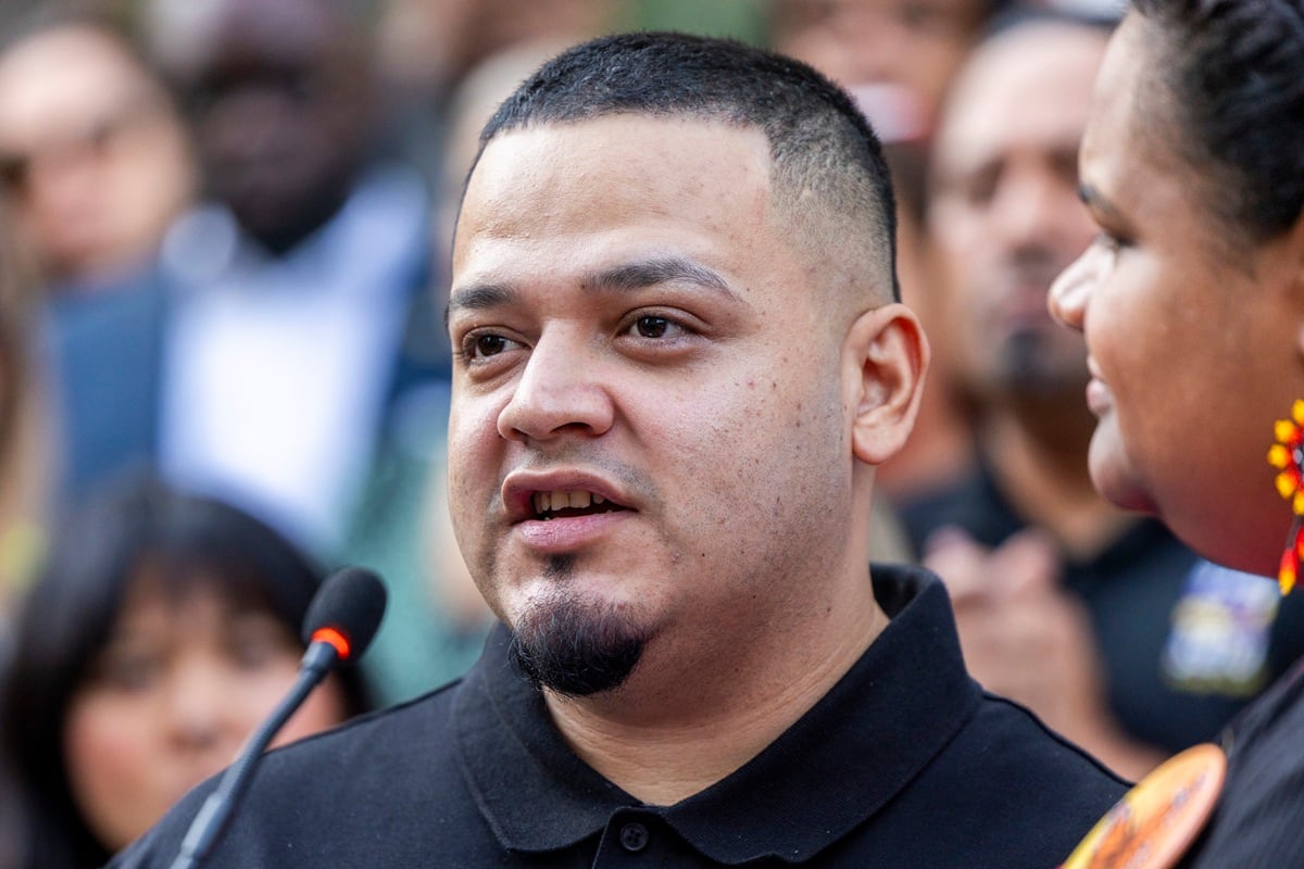 Kilmar Abrego García hablando durante una concentración antes de presentarse en la oficina local del ICE en Baltimore, Maryland, Estados Unidos, el 25 de agosto de 2025. (Shawn Thew / EFE)